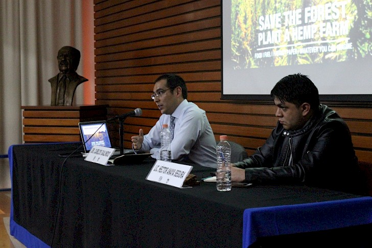 Dr. Carlos Galindo durante el debate celebrdo en la Facultad de Derecho de la UNAM. Foto: Arturo González.