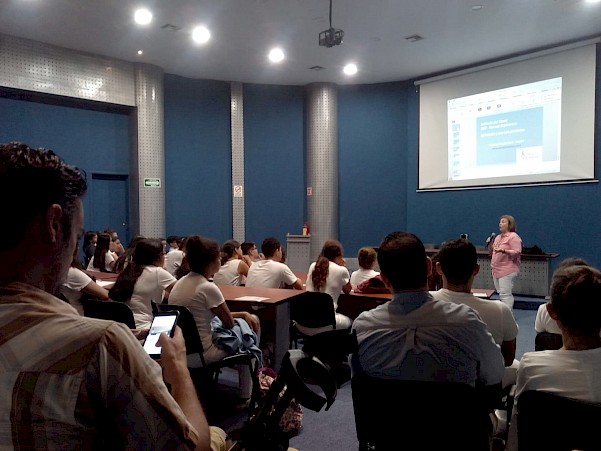 Conferencia sobre uso medicinal en la Universidad de la Costa. Foto: Olmo Canales.
