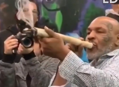 Tyson prendiendo un porro de mariguana. Detalle de video en twitter.