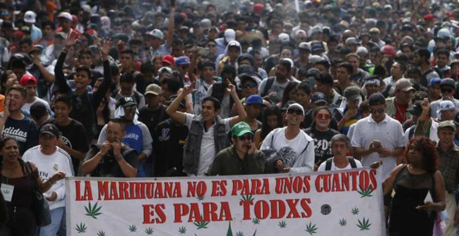 Detalle del frente de la marcha dominical. Fuente: telediario.mx